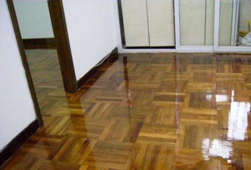 拖地板時往水里加入 它 ,地板整潔干凈又省力,半月不用拖